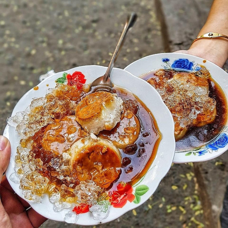 Food Tours in Vietnam - How to Experience the Best Food Tours in Vietnam Street food "Banh Flan Chi Muoi" in Ho Chi Minh City, Vietnam.